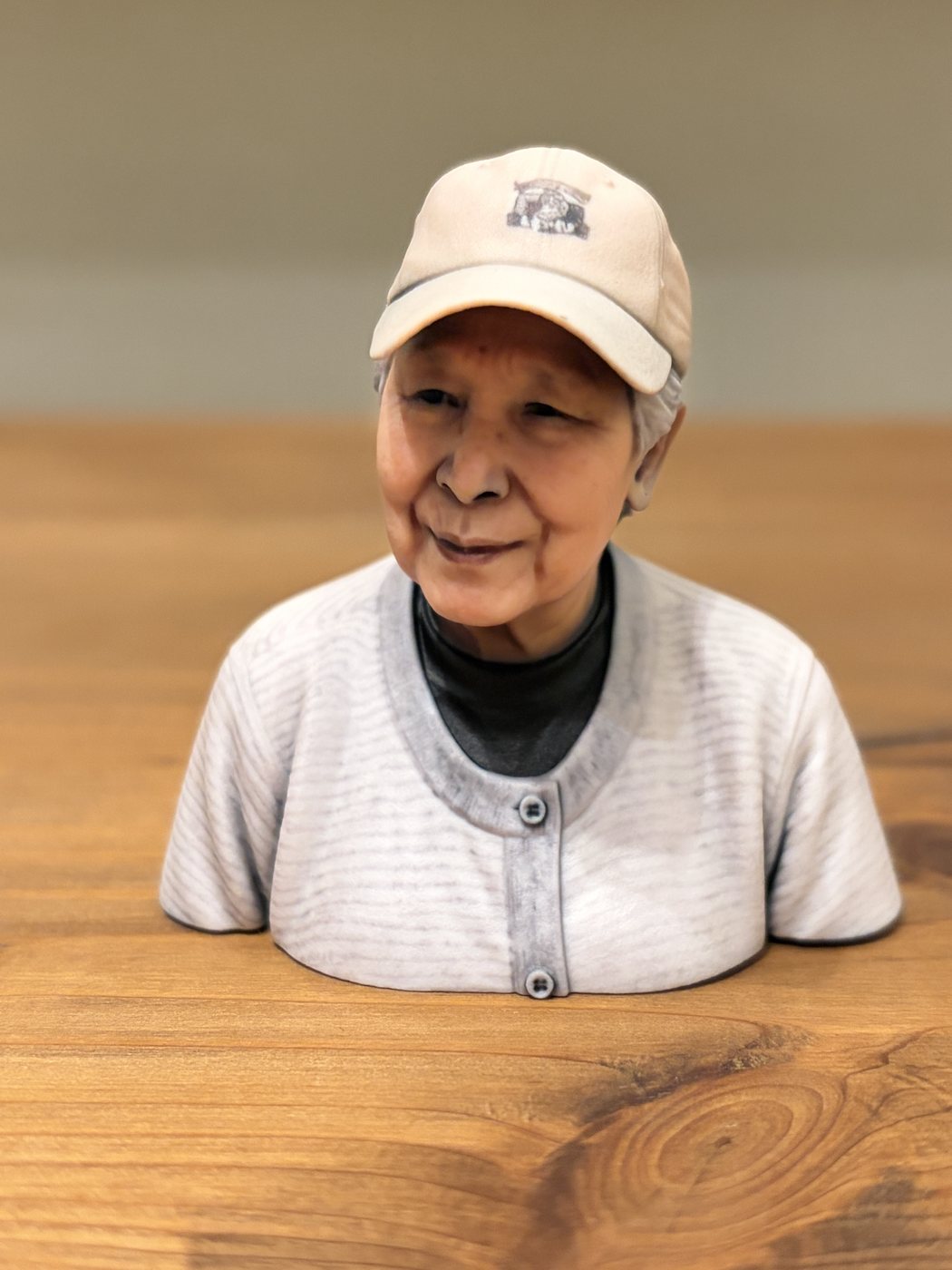 届いたフルカラーの胸像フィギュア。帽子とカーディガンのボーダーまで写真のとおり