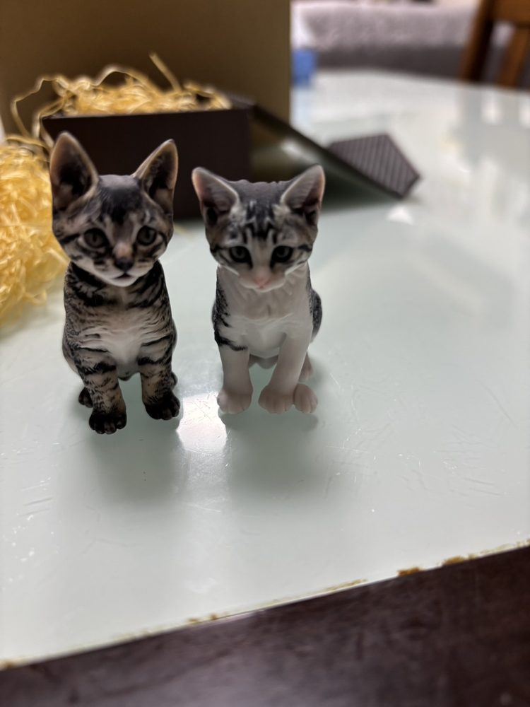 2匹の猫をそのままかたちにしたフィギュア